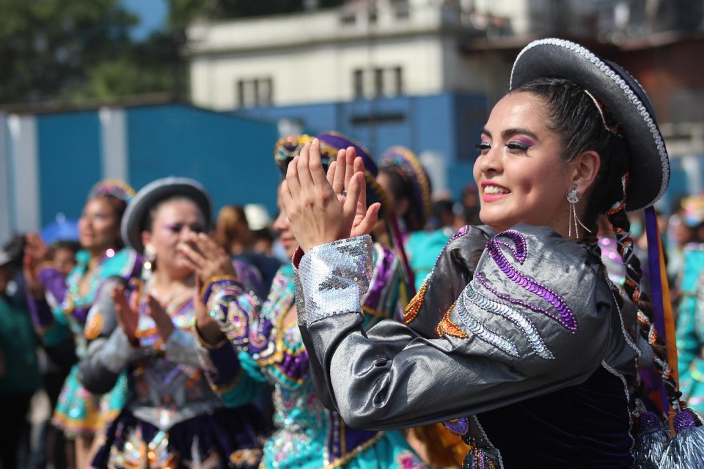 Peruvian women dancing and clapping in Lima, 